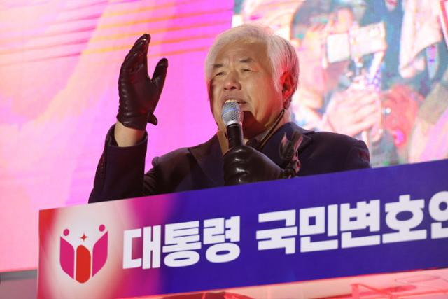 전광훈 사랑제일교회 목사가 지난달 20일 서울 종로구 광화문광장에서 열린 대통령 국민변호인단 탄핵 반대 통합 집회에서 발언하고 있다. 연합뉴스