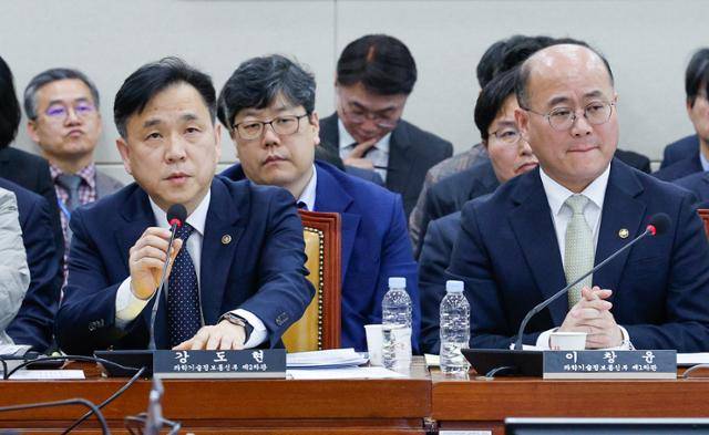 강도현 과학기술정보통신부 2차관이 5일 서울 여의도 국회에서 열린 과학기술정보방송통신위원회 전체회의에 출석해 현안 질의에 답변하고 있다. 뉴스1