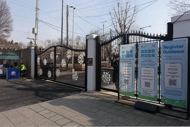 굳게 닫힌 어린이 공원의 철문. 안창모 교수 제공