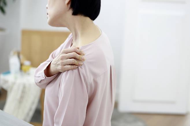 영국의 한 필라테스 강사가 라운드 숄더를 교정하는 데 도움이 되는 운동을 공유했다./사진=클립아트코리아