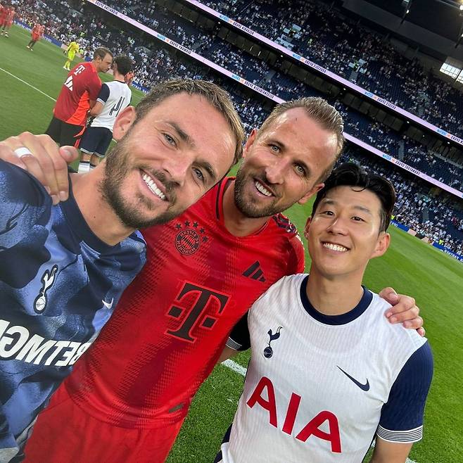 11일 토트넘 홋스퍼 스타디움에서 열린 토트넘과 뮌헨의 프리시즌 친선경기. 경기 뒤 기념촬영을 하고 있는 매디슨, 케인, 손흥민의 모습. 사진=케인 SNS