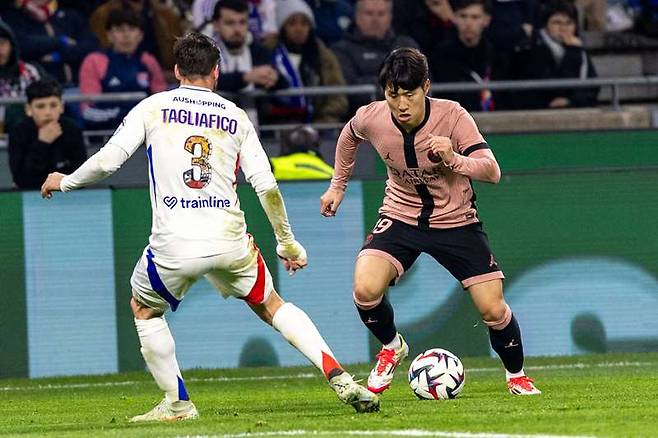 PSG 이강인(오른쪽)이 24일 리옹과의 2024~25 리그1 23라운드 중 드리블 돌파를 시도하고 있다. 사진=PSG