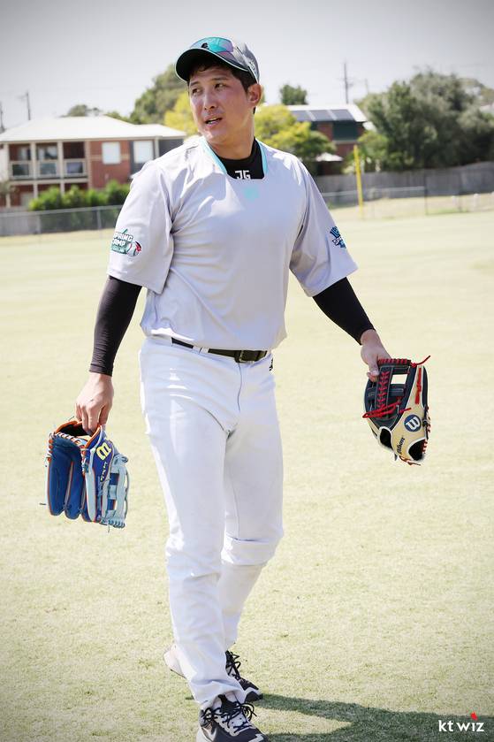 유틸리티 플레이어로 거듭난 프로야구 KT 베테랑 황재균. 스프링캠프 기간 중 내·외야를 오가며 여러 개의 글러브를 사용했다. [사진 KT 위즈]