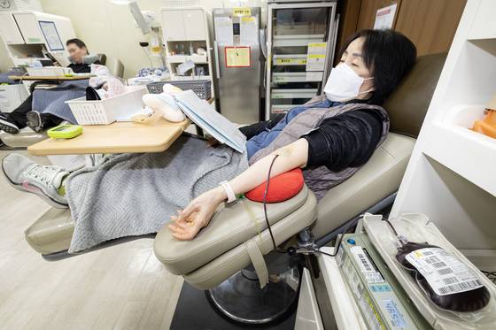 차미경 씨(61)가 지난달 26일 오후 서울 강서구 발산 헌혈의 집에서 헌혈하고 있다. 차씨는 “(현혈을 통해) 남을 도우려는 목적도 있지만 내 건강을 확인할 수도 있다”고 말했다. 전민규 기자