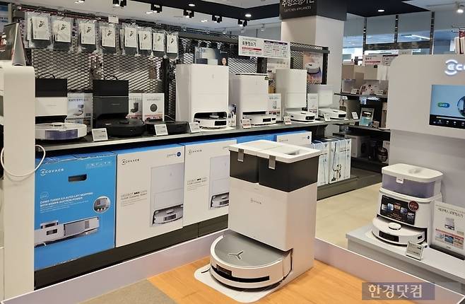 전자랜드 용산본점에 로봇청소기가 진열되어 있다. 사진=김대영 기자