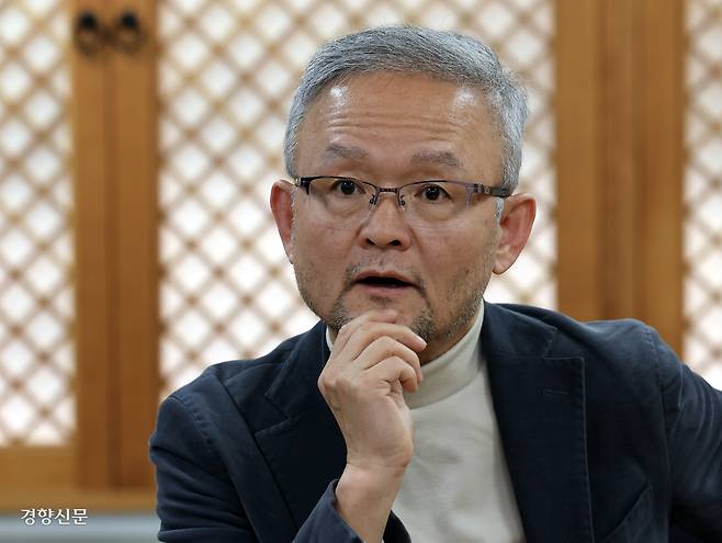 박태웅 민주연구원 집단지성센터장이 지난 4일 서울 여의도 민주당사에서 경향신문과 인터뷰하고 있다. 서성일 선임기자