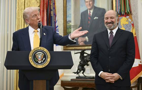President Donald Trump, left, speaks during a ceremonial swearing-in for Secretary of Commerce Howard Lutnick in the Oval Office of the White House in Washington, Friday, Feb. 21, 2025. [AP/YONHAP]