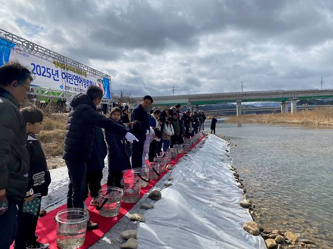 경북도 민물고기연구센터 직원들이 5일 울진군 왕피천에서 어린연어 41만 마리를 방류하고 있다. 경북도 제공.