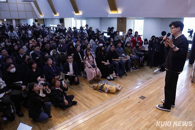 한동훈 국민의힘 전 대표가 5일 서울 마포구 청년공간JU에서 열린 한동훈의 선택, 국민이 먼저입니다 발간 기념 북콘서트에서 발언하고 있다.