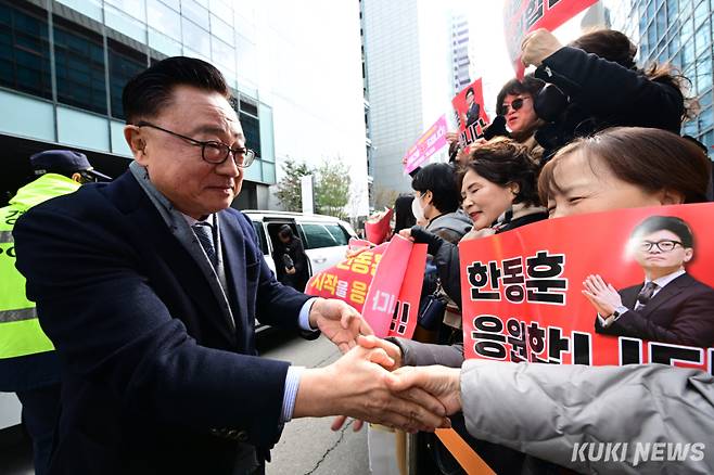 &nbsp;고동진 국민의힘 의원이 5일 오후 서울 마포구 청년문화공간JU에서 열린 한동훈 전 국민의힘 대표 저서 '국민이 먼저입니다' 북콘서트 행사에 참석하며 지지자들과 인사하고 있다.
