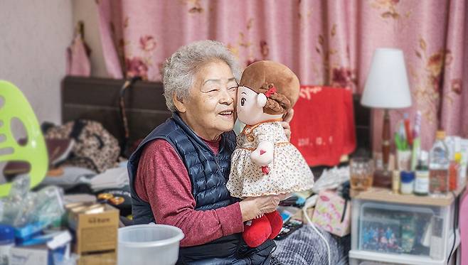 봉제인형 닮은 돌봄로봇 국내 기업에서 개발한 AI 돌봄로봇 효돌. 인사부터  식사 챙기기, 투약시간 등을 안내하고 상호작용을 통해 노인들과 정서적 친근감을 주고받는다.  효돌