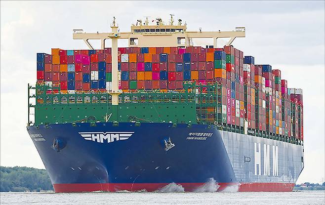 국내 최대 해운사 HMM이 SK해운 주요 사업부를 인수하면서 배경에 관심이 쏠린다. 사진은 HMM 선박. (HMM 제공)