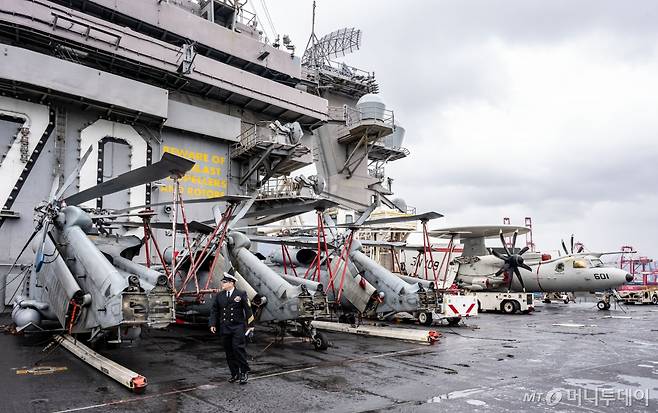 3일 부산 작전기지에 입항한 미국의 원자력 추진 항공모함 '칼빈슨함'(CVN-70) 갑판에 F/A-18 전투기를 비롯한 항공기들이 도열해 있다. / 사진=국방부 공동취재단