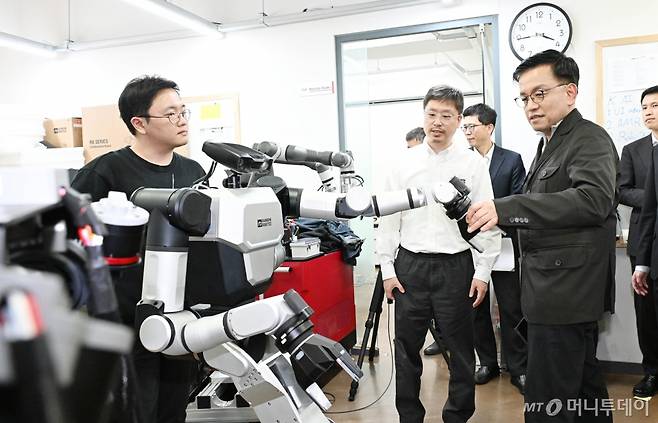 (서울=뉴스1) = 최상목 경제부총리 겸 기획재정부 장관이 8일 오후 대전 대덕연구개발특구 첨단 로봇기업인 레인보우로보틱스를 방문, 연구시설을 둘러보고 있다. (기획재정부 제공) 2024.4.8/뉴스1  Copyright (C) 뉴스1. All rights reserved. 무단 전재 및 재배포,  AI학습 이용 금지. /사진=(서울=뉴스1)