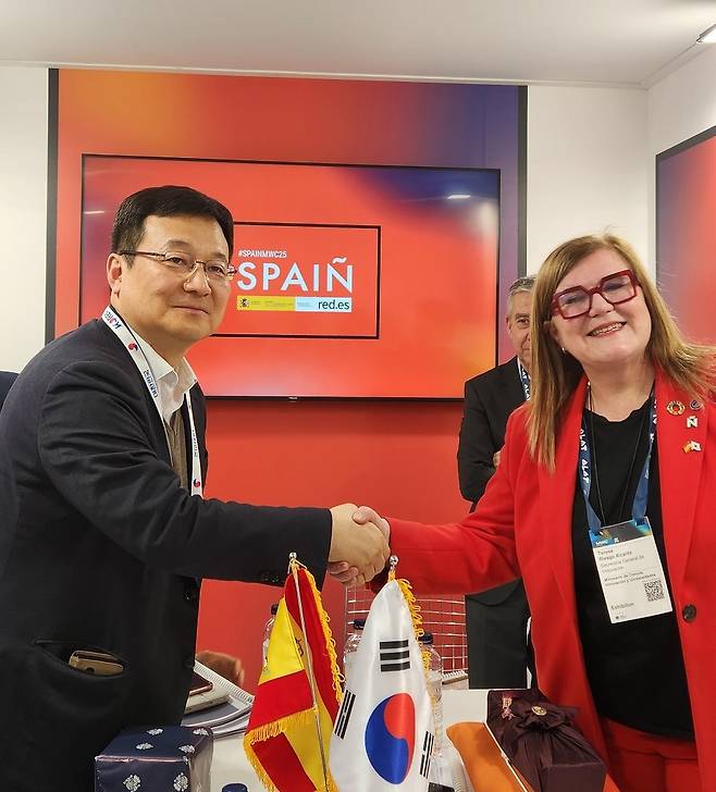 황성훈(왼쪽) 과기정통부 국제협력관과  에바 오르테가 파이노 차관보가 제2차 한-스페인 과학기술공동위원회에서 악수를 하고 있다.[과기정통부 제공]