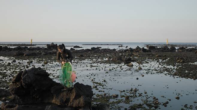 그린피스가 지난 4일 시사회에서 공개한 다큐멘터리 ‘SEAGNAL(씨그널)’의 한 장면.[그린피스 제공]