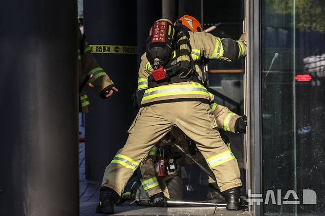 [서울=뉴시스] 김근수 기자 = 24일 서울 용산구 서울지하철 6호선 한강진역 인근 한 건물 지하에서 화재가 발생해 소방대원들이 화재 진압을 위해 건물 내부로 진입을 시도하고 있다. 2024.10.24. ks@newsis.com