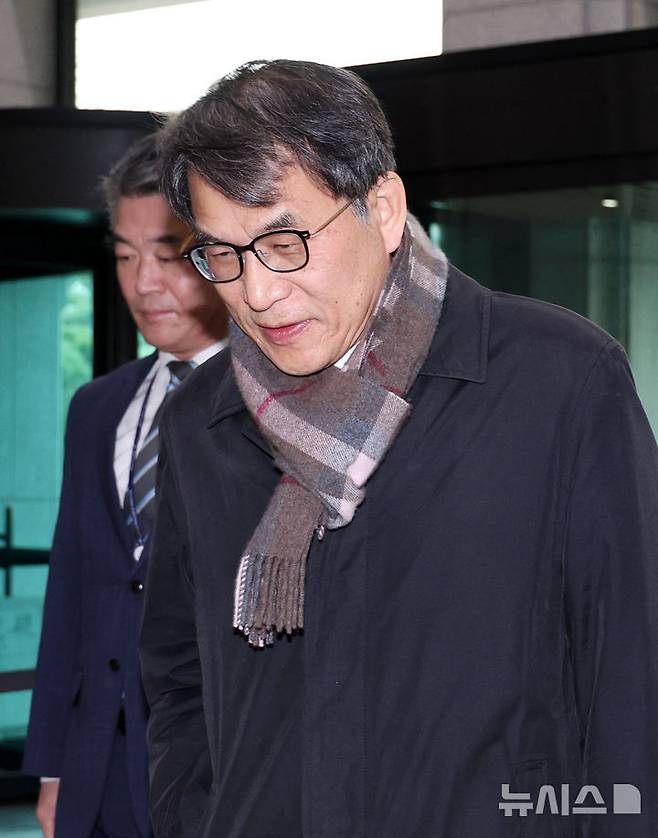 [과천=뉴시스] 김진아 기자 = 노태악 중앙선거관리위원회 위원장이 5일 경기 과천 중앙선관위로 들어서고 있다. 선관위는 고위직 자녀 채용 비리로 논란이 일고 있다. 2025.03.05. bluesoda@newsis.com