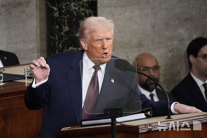 [워싱턴=AP/뉴시스]도널드 트럼프 미국 대통령이 4일(현지 시간) 미국 워싱턴DC 국회의사당에서 의회 상하원 합동 연설을 진행하고 있다. 2025.03.05.