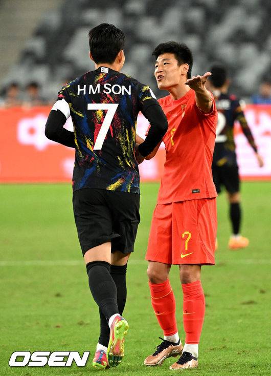 [OSEN=선전(중국), 이대선 기자] 한국이 손흥민(31, 토트넘)의 멀티 골로&nbsp;중국을 완벽하게 제압했다.위르겐 클린스만 감독이 이끄는 대한민국 축구 국가대표팀은 21일 오후 9시&nbsp;중국 선전의&nbsp;선전 유니버시아드 스포츠센터에서 열린&nbsp;2026 국제축구연맹(FIFA) 아시아지역 2차예선 조별리그 C조 2차전에서 중국과 맞대결을 펼쳐 3-0으로 완승했다. 이로써 한국은 승점 6점(2승)으로 C조 1위를 지켰다. 승점 추가에 실패한 중국은 3점(1승 1패)으로 3위에 자리했다.전반 중국 우레이가 페널티킥을 성공시킨 대한민국 손흥민에게 항의하고 있다. 2023.11.21 /sunday@osen.co.kr