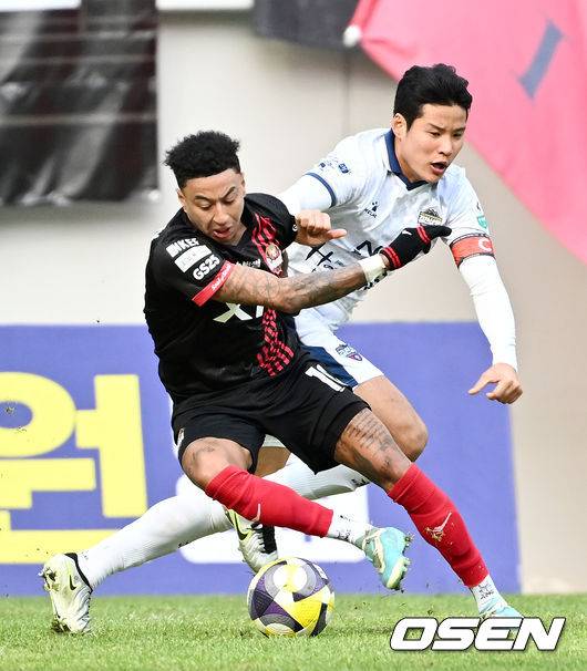 [OSEN=서울월드컵경기장, 민경훈 기자] 3일 서울월드컵경기장에서 하나은행 K리그1 2025 FC서울과 김천상무 FC의 경기가 열렸다.  FC서울은 린가드를, 김천 상무는 이동경을 앞세워 승리를 노린다.&nbsp;전반 FC서울 린가드가 돌파를 시도하고 있다. 2025.03.03 / rumi@osen.co.kr