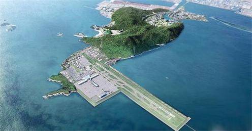 ▲ 가덕도신공항 조감도. 활주로 예정지 위쪽으로 높은 연대봉이 보인다. 공항 예정지는 국수봉이라는 가덕도의 또다른 산을 밀어버리고 짓게 된다. 바다 쪽으로 뻗어 있는 공항 부지는 수심이 깊은 남동해안을 매립해서 지어야 한다. ⓒ새만금신공항백지화공동행동