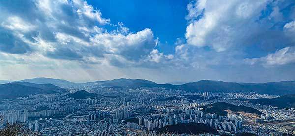 장산 정상에서 본 백양산~금정산 줄기.