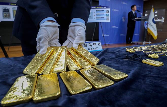 5일 인천시 중구 인천공항세관 수출입통관청사에서 관세청 관계자가 금 밀수 단속 내용을 브리핑하는 가운데 밀반입된 금괴를 보이고 있다.