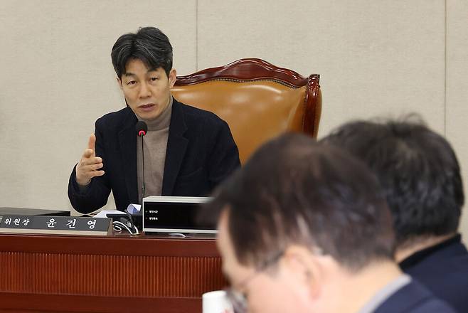 2월19일 열린 국회 행정안전위원회의 법안심사제1소위원회에서 더불어민주당 소속 윤건영 소위원장이 발언하고 있다. ⓒ 연합뉴스