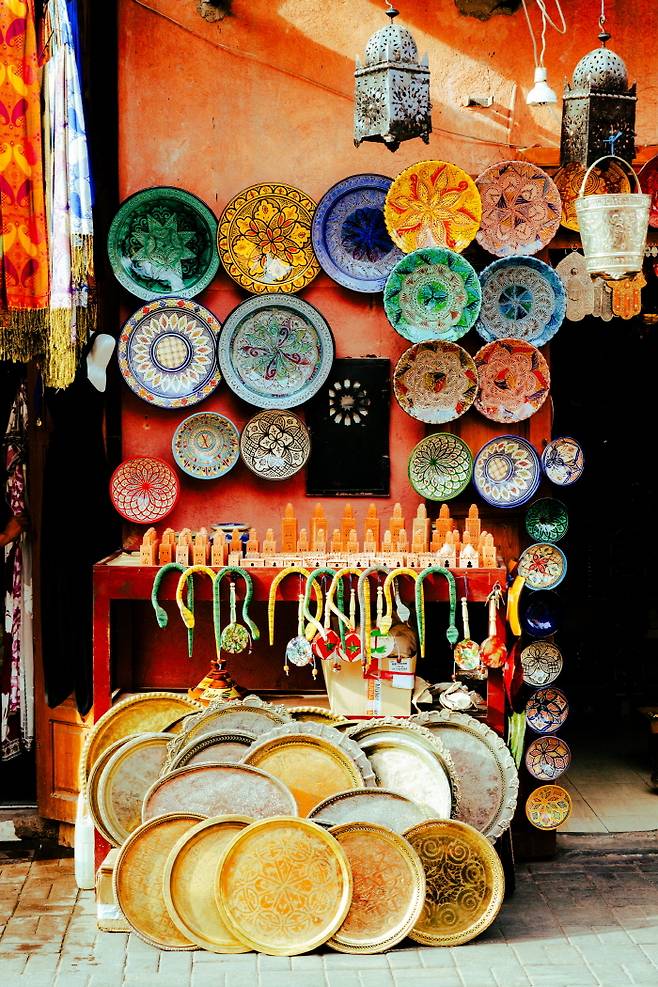 모로코 스타일의 접시와 장식품을 판매하는 상점