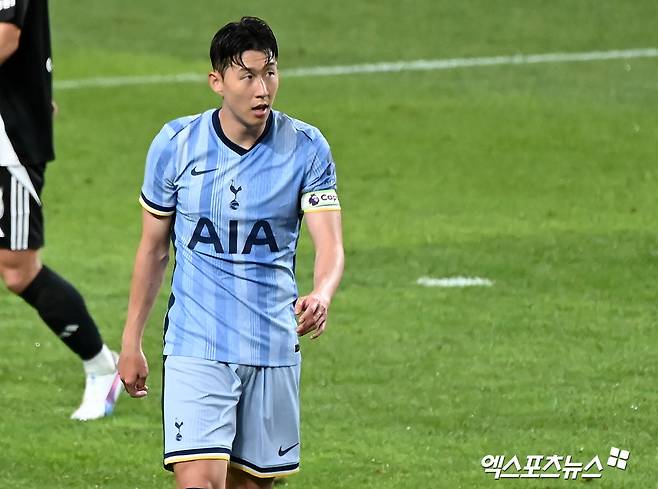 독일 최고 명문 바이에른 뮌헨 러브콜을 받는 것으로 알려진 손흥민에 대해 토트넘은 일단 방출 리스트에는 그를 올려놓지 않는 등 동행할 생각이 있는 것으로 보인다. 풋볼 런던에서 토트넘 전문기자로 활동하고 있는 알레스데어 골드는 지난 4일 토트넘 방출리스트 7명을 뽑아냈는데 히샬리송, 이브 비수마, 세르히오 레길론, 프레이저 포스터 등이 포함됐으나 손흥민은 없는 것으로 드러났다. 엑스포츠뉴스DB
