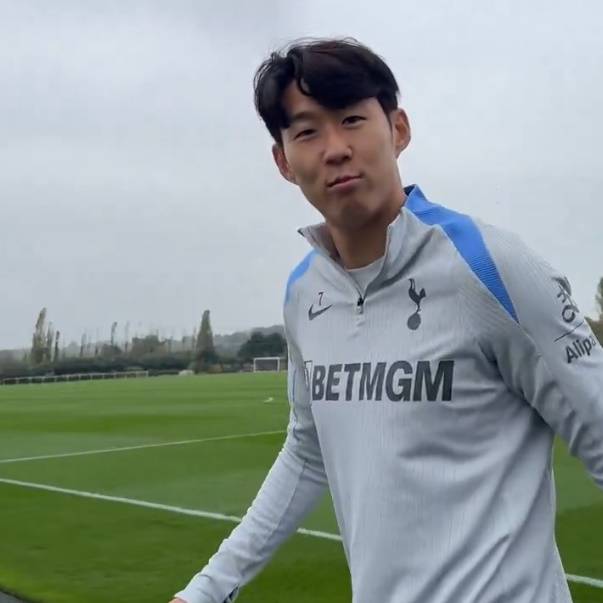 독일 최고 명문 바이에른 뮌헨 러브콜을 받는 것으로 알려진 손흥민에 대해 토트넘은 일단 방출 리스트에는 그를 올려놓지 않는 등 동행할 생각이 있는 것으로 보인다. 풋볼 런던에서 토트넘 전문기자로 활동하고 있는 알레스데어 골드는 지난 4일 토트넘 방출리스트 7명을 뽑아냈는데 히샬리송, 이브 비수마, 세르히오 레길론, 프레이저 포스터 등이 포함됐으나 손흥민은 없는 것으로 드러났다. 토트넘