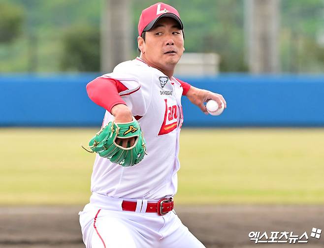 24일 오전 일본 오키나와 고친다 구장에서 진행된 SSG 랜더스 스프링캠프, SSG 김광현이 라이브 피칭에 임하고 있다. 엑스포츠뉴스 DB