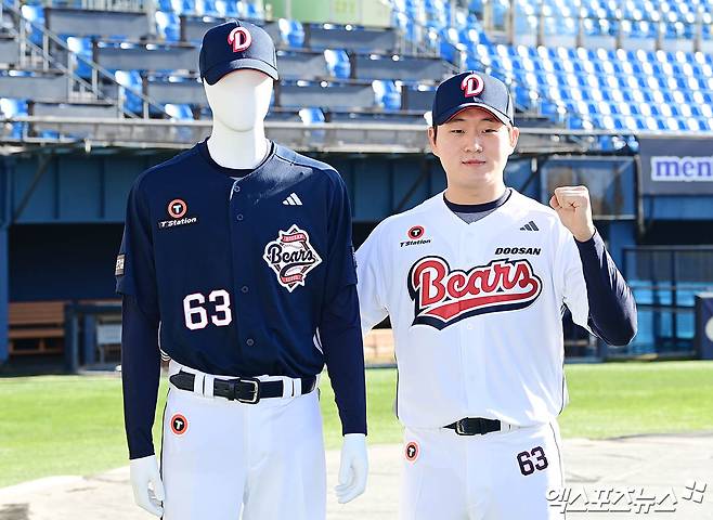 15일 오전 서울 송파구 잠실야구장에서 진행된 '2025 두산 베어스 창단 기념식'에 참석한 두산 김택연이 그라운드에서 기념 촬영을 하고 있다. 엑스포츠뉴스 DB