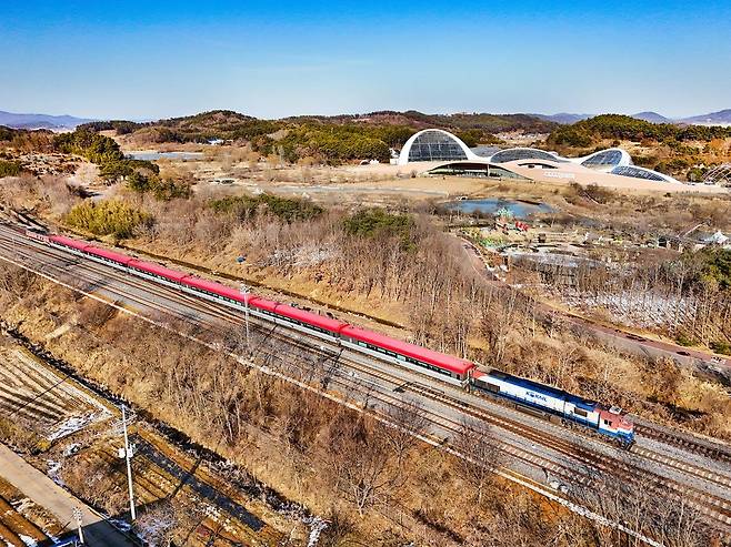 장항역을 지나는 기차와 인근의 국립생태원 
[사진/임헌정 기자]