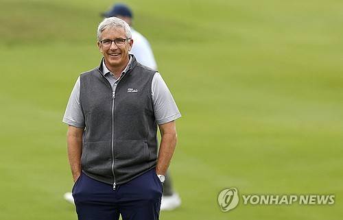 선수들의 연습 장면을 지켜보는 모너핸 커미셔너. [AFP/게티이미지=연합뉴스]