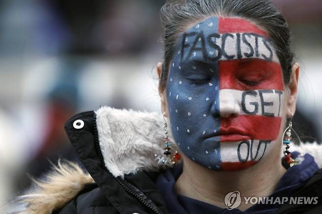 보스턴에서 트럼프 행정부 정책에 항의하는 시위에 참가한 시민 (보스턴 EPA=연합뉴스) 4일(현지시간) 미국 매사추세츠주 보스턴에서 도널드 트럼프 행정부가 추진 중인 정책들에 항의하는 시위를 벌이는 시민의 모습. 2025.3.4