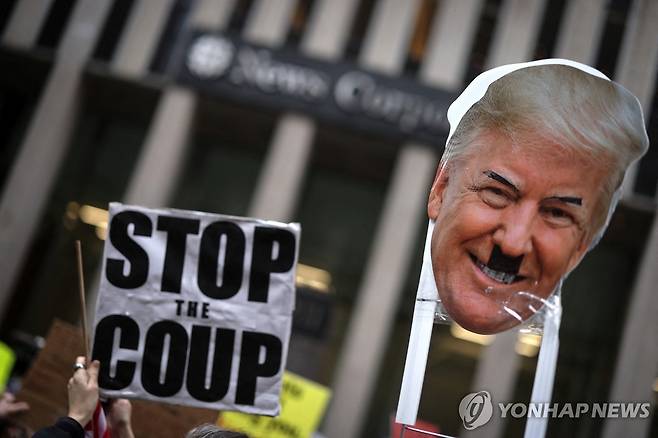 폭스뉴스 본사 앞에서 반트럼프 시위를 벌이는 시민들 (뉴욕 로이터=연합뉴스) 4일(현지시간) 미국 뉴욕 맨해튼의 폭스뉴스 본사 앞에서 도널드 트럼프 대통령을 비판하는 시위를 벌이는 시민들. 2025.3.4