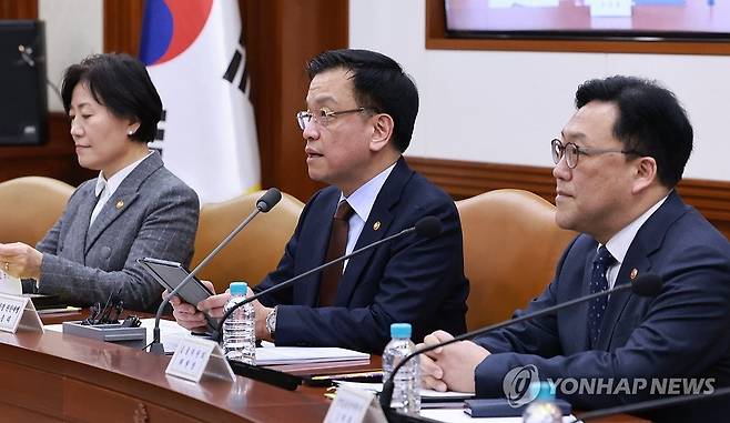 최상목 권한대행, 국정현안관계장관회의 주재 (서울=연합뉴스) 홍해인 기자 = 최상목 대통령 권한대행 부총리 겸 기획재정부 장관이 5일 정부서울청사에서 열린 '국정현안관계장관회의 겸 경제관계장관회의 겸 산업경쟁력강화관계장관회의'를 주재하고 있다. 2025.3.5 hihong@yna.co.kr