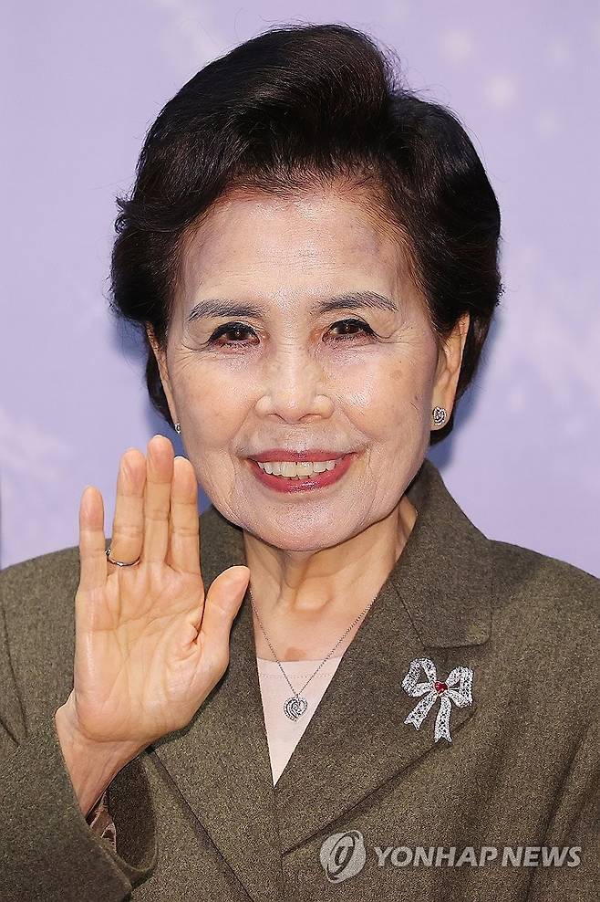 '엘리지의 여왕' 이미자, 행복한 미소 (서울=연합뉴스) 진연수 기자 = 가수 이미자가 5일 오후 서울 마포구 스탠포드 호텔에서 열린 전통가요 헌정 공연 '맥을 이음' 기자간담회에서 포즈를 취하고 있다. 2025.3.5 jin90@yna.co.kr
