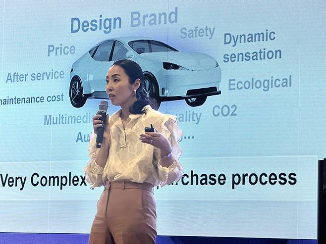 곽현영 삼성SDI 중대형마케팅팀 상무  (서울=연합뉴스) 강태우 기자 = 곽현영 삼성SDI 중대형마케팅팀 상무가 5일 서울 강남구 코엑스에서 열린 '더 배터리 콘퍼런스 2025'에서 '친환경차(xEV) 배터리 비즈니스 전략'을 주제로 발표하고 있다. 2025.3.5. burning@yna.co.kr