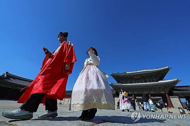푸른 하늘 펼쳐진 경복궁 (서울=연합뉴스) 김도훈 기자 = 26일 서울 경복궁을 찾은 관광객이 한복을 입고 푸른 하늘이 펼쳐진 궁궐을 관람하고 있다. 2025.2.26 superdoo82@yna.co.kr