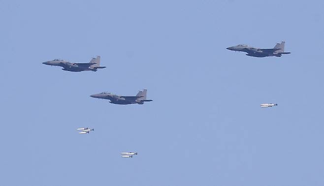 6일 경기 포천시 승진훈련장에서 진행된 ‘2025년 전반기 한미연합 통합화력 실사격 훈련에서 F-15K가 공대지폭탄을 투하하고 있다. (사진=연합뉴스)