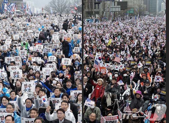 (사진은 기사 내용과 무관함) 3·1절인 1일 서울 도심 곳곳에서 윤석열 대통령 탄핵 찬반 집회가 열렸다. 사진 왼쪽은 종로구 안국동에서 열린 야5당 공동 '윤석열 파면 촉구 범국민대회'. 오른쪽은 광화문광장 일대에서 열린 '자유통일을 위한 국민대회'. 2025.3.1/뉴스1 ⓒ News1 이승배 기자