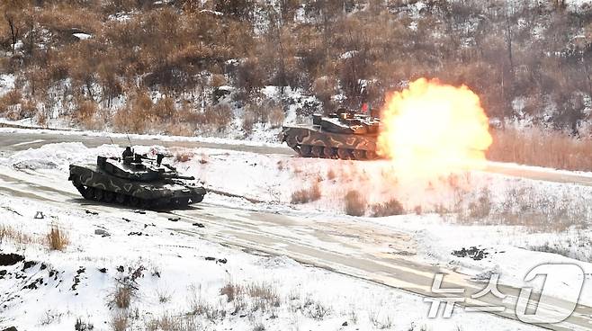 육군 수도기계화보병사단 전차대대TF K1A2전차가 6일 경기도 포천시 승진과학화훈련장에서 열린 올해 첫 '한미 연합합동 통합화력 실사격 훈련'에서 전차포 사격으로 복합장애물지대 인근의 적을 격멸하고 있다. (육군 제공. 재판매 및 DB 금지) 2025.3.6/뉴스1