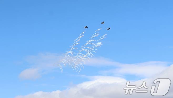 공군의 F-15K가 6일 경기도 포천시 승진과학화훈련장에서 열린 올해 첫 '한미 연합합동 통합화력 실사격 훈련'에서 장갑차에서 적군에 MK-84 공대지폭탄을 투하한 후 플레어를 활용하며 위험지역을 이탈하고 있다. (육군 제공. 재판매 및 DB 금지) 2025.3.6/뉴스1