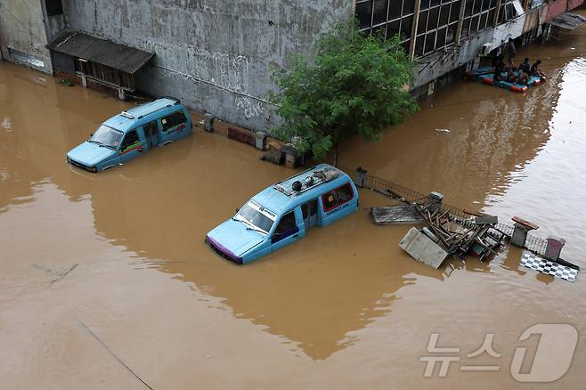 4일(현지시간) 인도네시아 자카르타에 홍수가 발생해 침수된 주택가에 부분적으로 침수된 차량이 보이고 있다. 2025.3.6 ⓒ 로이터=뉴스1