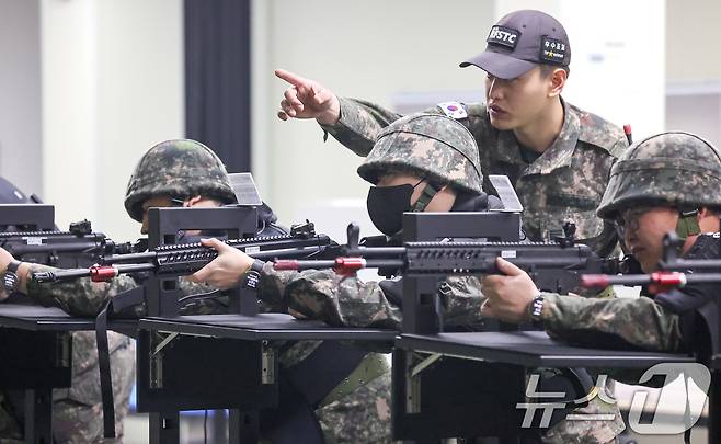 육군 제51보병사단의 2025년 첫 예비군훈련이 실시된 6일 경기 화성시 수원·화성·오산과학화예비군훈련장에서 예비군들이 영상모의 사격, 시가지 전투 등 훈련을 받고 있다. 2025.3.6/뉴스1 ⓒ News1 경기사진공동취재단