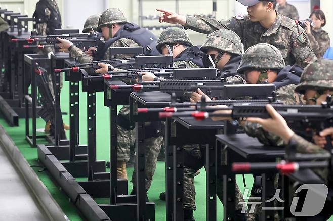육군 제51보병사단의 2025년 첫 예비군훈련이 실시된 6일 경기 화성시 수원·화성·오산과학화예비군훈련장에서 예비군들이 영상모의 사격, 시가지 전투 등 훈련을 받고 있다. 2025.3.6/뉴스1 ⓒ News1 경기사진공동취재단