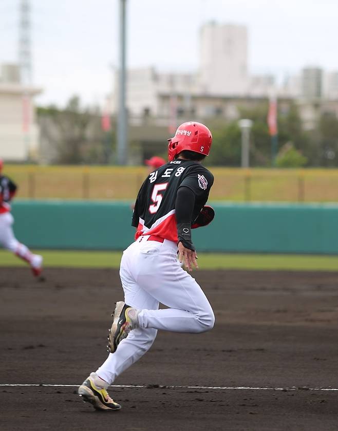 KIA 김도영이 일본 오키나와 고자신킨 구장에서 열린 2025 스프링캠프 연습경기 히로시마전에서 3회초 안타로 출루한 후 변우혁의 적시 2루타 때 홈을 향하 달리고 있다. 사진 | KIA 타이거즈